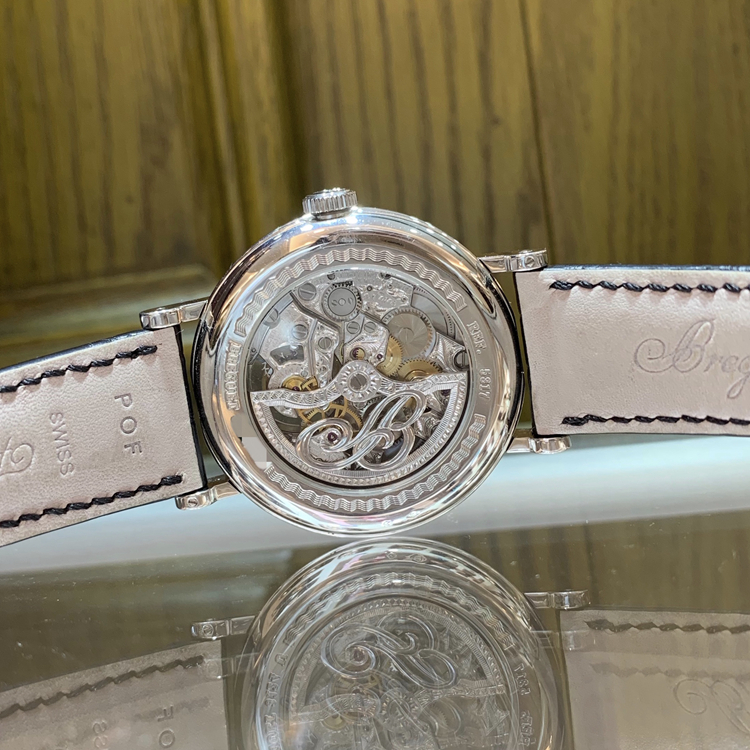 Breguet 宝玑 经典复杂系列，5317PT/12/9V6。39毫米表径，PT950铂金表壳，银灰色面盘，罗马数字时标，6点位置为陀飞轮装置，12点位置为动力储备装置，Cal.587DR自动上弦机械机芯，动力储备120小时，专柜定价：1089700元。 单表无附件。