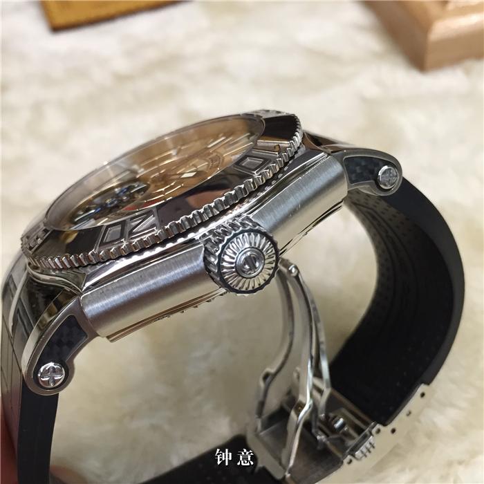 RRogerDubuis 罗杰杜彼 陀飞轮，48毫米表径，精钢表壳，18K白金表圈，玫瑰金面盘，日内瓦印记，橡胶表带，限量280只。手动上弦机械机芯。 单表无附件。