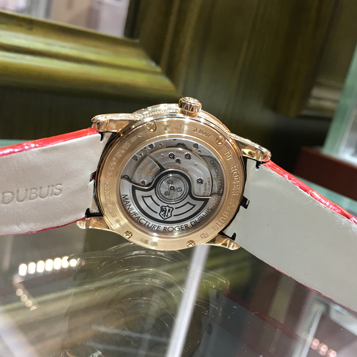 Roger Dubuis 罗杰杜彼 Excalibur 王者系列，RDDBEX0357。36毫米表径，18K玫瑰金原钻表壳，铺镶钻石表盘，罗马数字时标，自产RD821自动上弦机械机芯，镌刻日内瓦印记，动力储备48小时。专柜定价：568000元。 单表无附件。