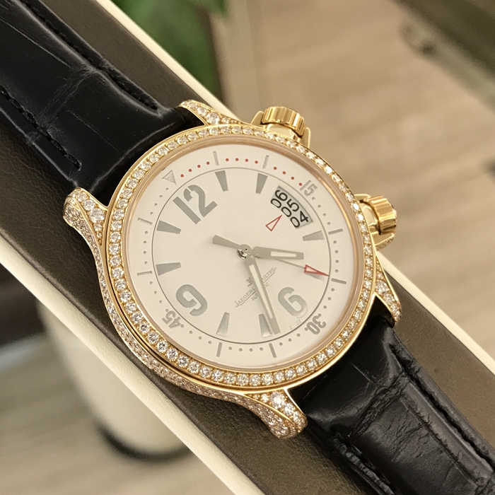 Jaeger-LeCoultre 积家 MASTER COMPRESSOR系列，36.6毫米表径。18K玫瑰金表壳镶钻。白色面盘，3点位置两地时日历显示。蓝宝石水晶玻璃表镜。自动上弦机械机芯。
