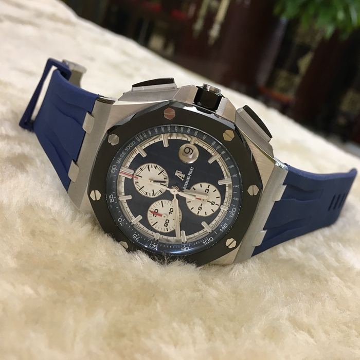Audermars Piguet 爱彼 皇家橡树离岸型系列，26401PO.OO.A018CR.01。44毫米表径。PT950铂金表壳，陶瓷表圈。蓝色表盘镌刻“Méga Tapisserie”超大格纹装饰，搭配银色外区，白色副表盘，白金荧光立体时标和皇家橡树指针，蓝色内表圈。 单表无附件。
