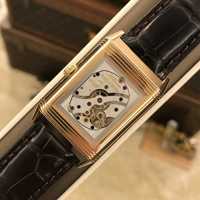 Jaeger-LeCoultre 积家 Reservo 翻转腕表系列，Q3752520。48.5x29.5毫米表径，18k玫瑰金表壳，银色面盘， 黑色移印数字，6点位置分别为指针式日期显示和月相显示，12点位置为星期和月份显示，手动上弦机械机芯，动力储备45小时。专柜定价：151000元。 单表无附件。