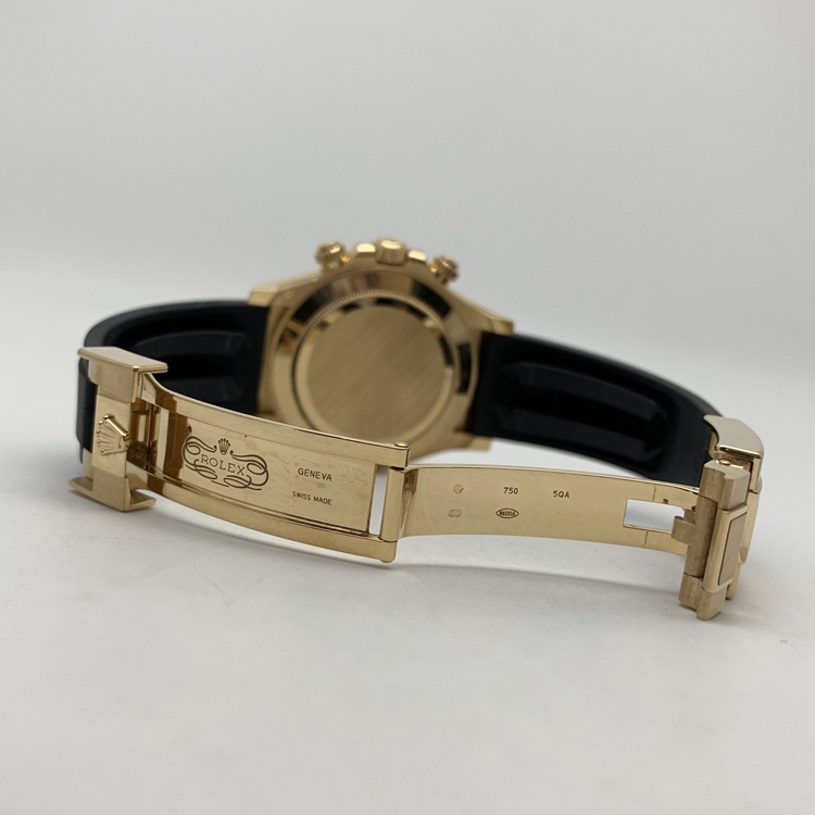 Rolex 劳力士 宇宙计型迪通拿系列，116518。40毫米表径，18K黄金表壳，黑色Cerachrom陶质实心外圈连计速刻度，黑色面盘，8颗钻石时标，6点位置小秒针显示，30分钟和12小时计时分别设于3点和9点位置，计时功能，4130自动上弦机械机芯，动力储备72小时。专柜定价：230200元。 单表无附件。