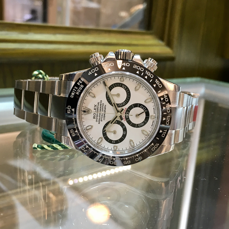 Rolex 劳力士 宇宙计型迪通拿系列，116500LN-78590。40毫米表径，精钢表壳，白色面盘，中央时、分及秒针；小秒针设于6点位置；通过中央指针使定时器精准至1/8秒，30分钟和12小时计时盘分别设于3点和9点位置；秒针暂停功能以准确调校时间，黑色Cerachrom陶质实心外圈连计速刻度，自产4130自动上弦机械机芯，动力储备72小时，专柜定价：95000元。 未使用品全套附件齐全。