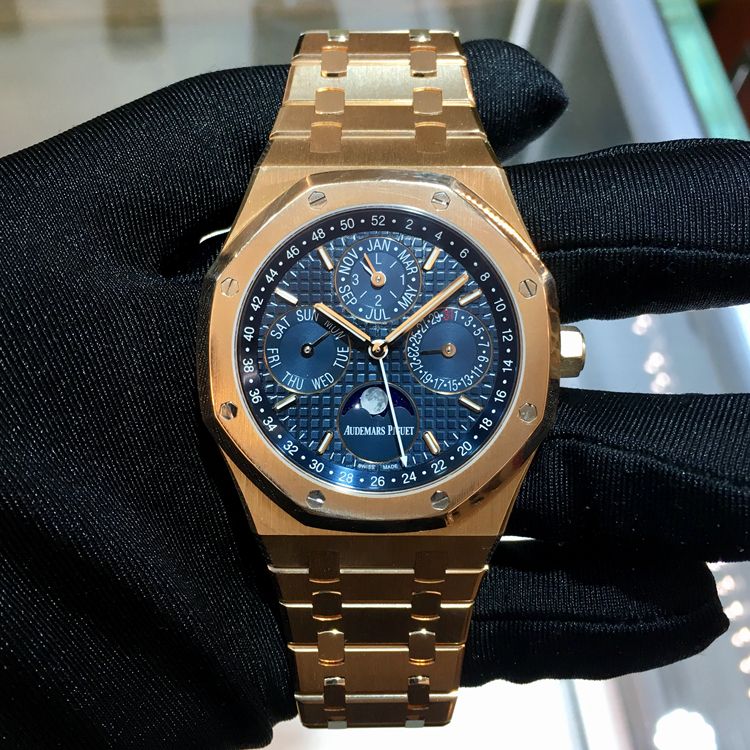 Audermars Piguet 爱彼 皇家橡树系列，26574OR.OO.1220OR.02。41毫米表径，18K玫瑰金表壳，蓝色面盘，镌刻“ Grande Tapisserie大格纹装饰图案， 荧光玫瑰金嵌入式时标和荧光皇家橡树指针，蓝色内表圈。搭配万年历、星期、日期、天文精确月相、月份、闰年、小时及分钟显示功能，自产5134自动上弦机械机芯，动力储备40小时，专柜定价：716000元。 单表无附件。