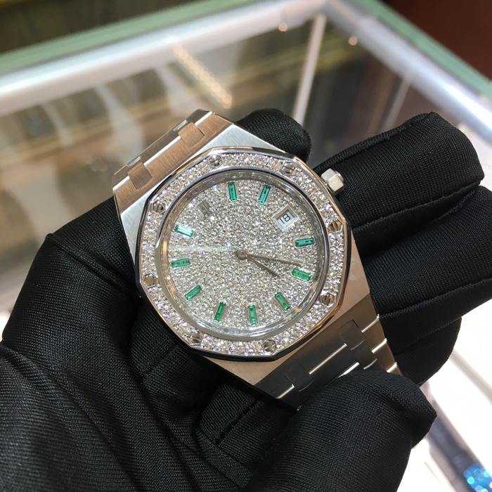 Audermars Piguet 爱彼 皇家橡树系列，35毫米表径，18K白金满天星原镶钻，3点位置视窗式日期显示，自动上弦机械机芯。 单表无附件。