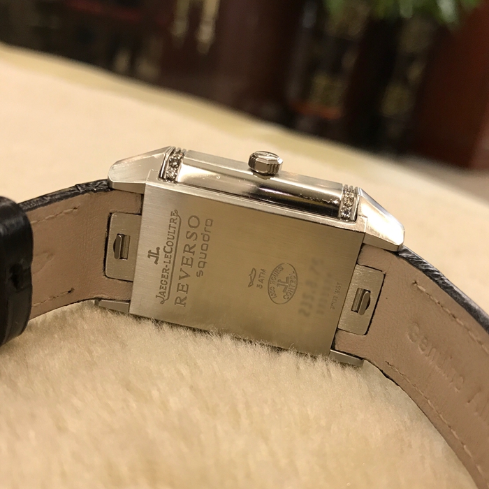 Jaeger-LeCoultre 积家 Reservo 翻转腕表系列，Q7058420。42x28.8毫米表径，精钢表壳镶嵌36颗钻石，约0.58克拉，银色正面表盘，扭索形及阳光形饰纹，6点位置日期显示，黑色背面表盘，配备外露摆陀。自动上弦机械机芯，动力储备42小时。 单表无附件。