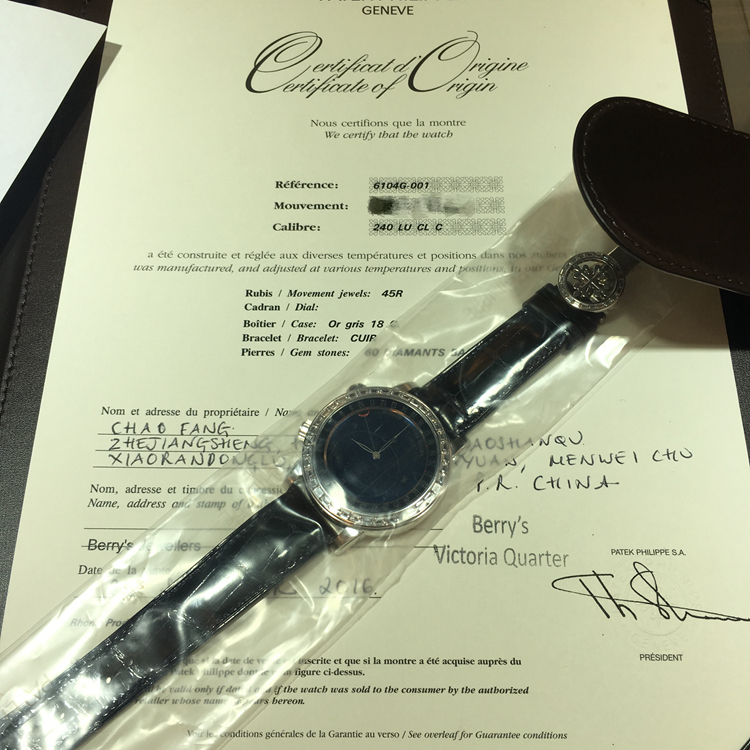 PATEK PHILIPPE 百达翡丽 超级复杂功能时计系列，6104G-001。44毫米表径，18K白金原钻表壳，深蓝色面盘，表盘上有三个由蓝宝石水晶玻璃制成的呈金属光泽的圆盘，其中被椭圆圈环绕的部分，显示日内瓦的夜空，日期显示功能，Cal.240 LU CL C自动上弦机械机芯，动力储备48小时，专柜定价：2938700元。 未使用品全套附件齐全。