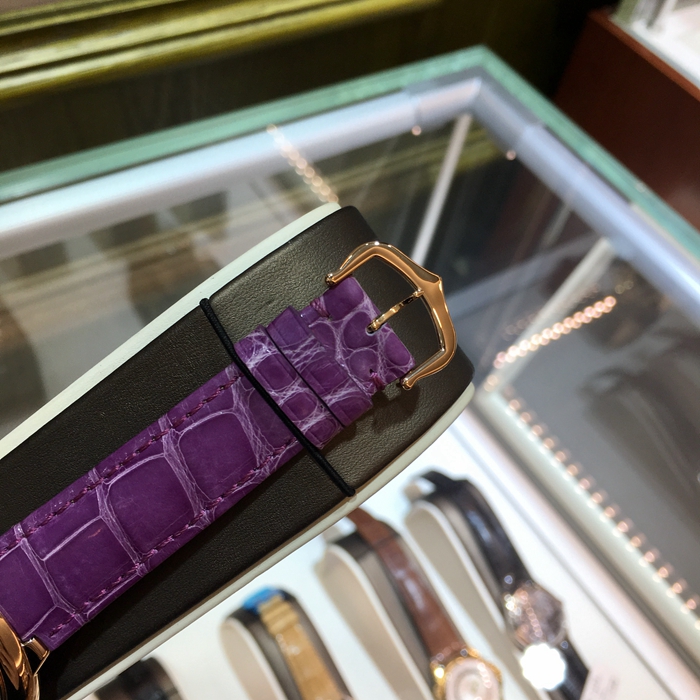 Cartier 卡地亚 Ballon Bleu 蓝气球系列，WE902028。36.6毫米表径，18K玫瑰金表壳，镀银珠光扭索雕纹面盘，镶钻时标，自动上弦机械机芯。专柜定价：118000元。 单表无附件。