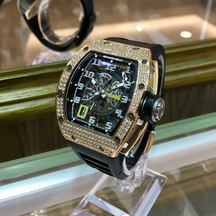 RICHARD MILLE 理查德米勒 男士系列，RM 030。50x42.7毫米表径，18K玫瑰金后加钻表壳，酒桶型镂空面盘，七点位置为日期显示，自动上弦机械机芯。 单表无附件。