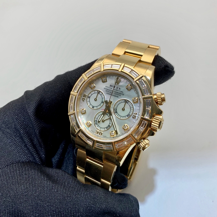Rolex 劳力士 宇宙计型迪通拿系列，116568。40毫米表径，18K黄金方形原钻表壳，珍珠贝母面盘，刻度8颗大方砖，6点位置小秒针显示，30分钟和12小时计时分别设于3点和9点位置，蓝宝石水晶玻璃表镜，自动上弦机械机芯。 单表无附件。