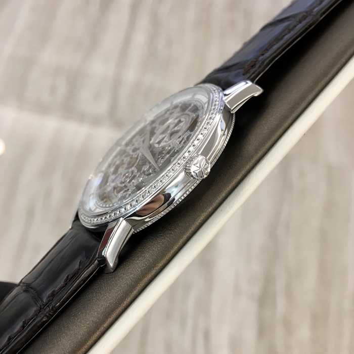 Vacheron Constantin 江诗丹顿 TRADTIONNELLE 传袭系列，43578/000G-9393。38毫米表径，18K白金表壳镶嵌82颗钻石，重约0.43克拉，镂空面盘，自动上弦机械机芯，动力储备40小时。专柜定价：618000元。 单表无附件。