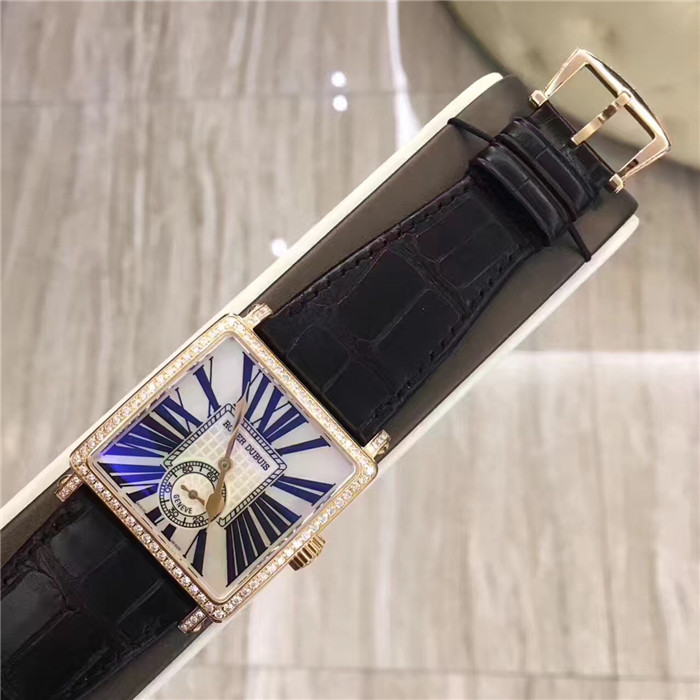 RogerDubuis 罗杰杜彼。37毫米表径，18K玫瑰金原镶钻圈钻耳，珍珠贝母表盘，?罗马数字时标，6点位置小秒针，自动上弦机械机芯。 单表无附件。