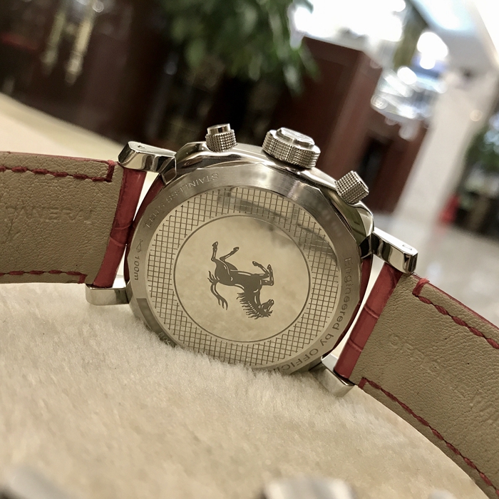Panerai 沛纳海 FER 00013。45毫米表径，精钢表壳，法拉利红色面盘，12点位置法拉利立马标志，阿拉伯刻度，自动上弦机械机芯，动力储备46小时。限量800只，专柜定价：72400元。 全套附件齐全。