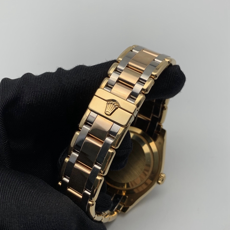 Rolex 劳力士 星期日历型系列，18948-72748TRIDOR-8R2B。39毫米表径，18K黄金/18K玫瑰金/18k白金原钻表壳，银白色面盘，钻石时标，中央时、分及秒针；快调瞬跳星期日历；3点位置为防反光凸透式放大日历窗，12点位置为星期显示，自动上弦机械机芯。 单表无附件。