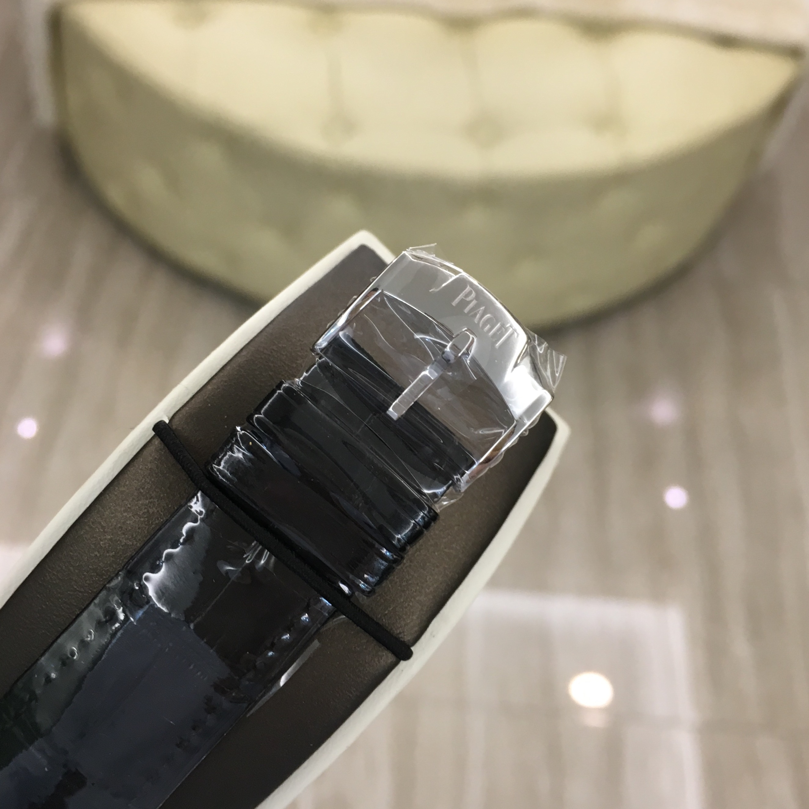 PIAGET 伯爵 BLACK-TIE 黑带系列，G0A33059。31x46毫米表径，18K白金镶钻表壳，满钻方形表盘，视窗式大日历、动力储备显示。蓝宝石水晶玻璃表镜，自动上弦机械机芯，动力储备41小时。 单表无附件。
