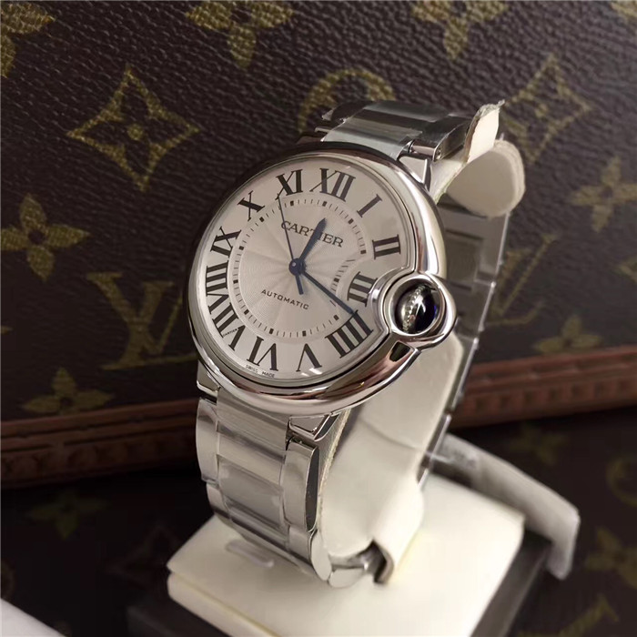 Cartier 卡地亚 Ballon Bleu 蓝气球系列，W6920046。36.6毫米表款，精钢表壳，凹槽式表冠，镶嵌一颗凸圆形合成尖晶石，镀银珠光扭索雕纹表盘，罗马数字时标，剑形蓝钢指针，蓝宝石水晶镜面，精钢表链。自动上链机械机芯。专柜定价45700元。 未使用品全套表膜标签都在，保卡17年5月份。?