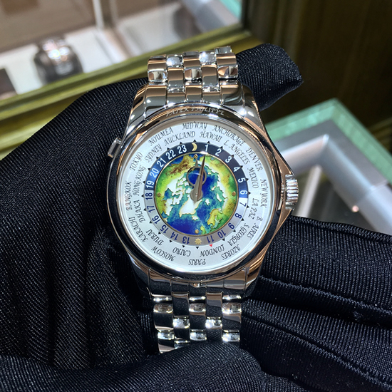 PATEK PHILIPPE 百达翡丽 复杂功能时计系列，5131/1P-001。39.5毫米表径，PT950铂金表壳，表盘中心为掐丝珐琅工艺制作的北极地图图案，世界时间，24个时间的24小时与昼/夜显示。240 HU自动上弦机械机芯，动力储备48小时，专柜定价：982100元。 未使用品单表附保卡。