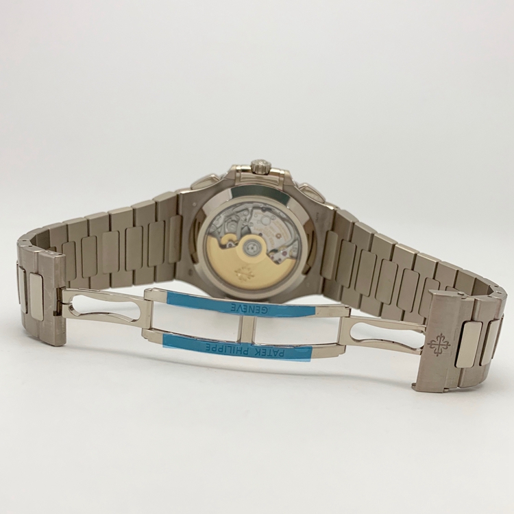 PATEK PHILIPPE 百达翡丽 NAUTILUS 运动系列，5976/1G。44毫米表径，18K白金表壳，蓝色PVD处理的18K金面盘，横向凸纹图案装饰及