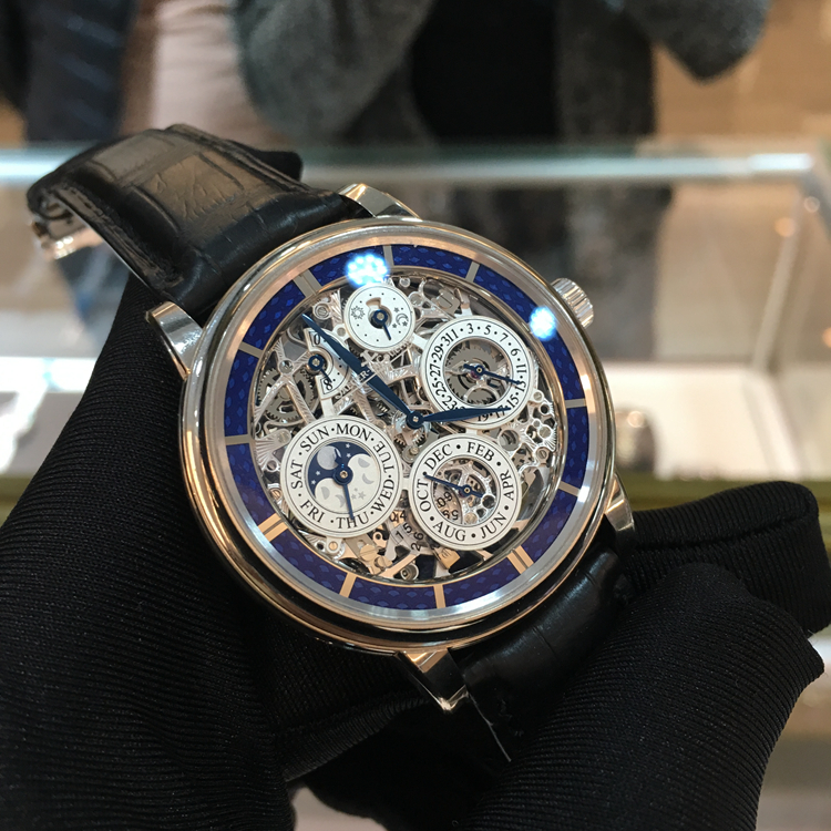 Jaeger-LeCoultre 积家 master 大师系列，50635SQ。42毫米表径，18K白金表壳，镂空珐琅面盘，指针式日期、月份、星期显示，月相显示、动力储备显示功能，Cal.876SQ手动上弦机械机芯，动力储备192小时，专柜定价：895000元。 单表无附件。