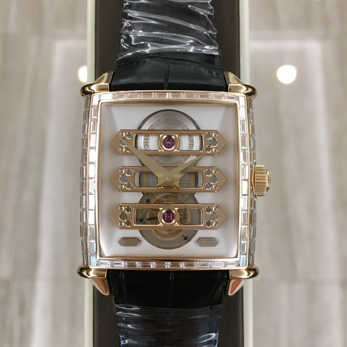 Girard-Perregaux 芝柏 男表系列，99880。18K玫瑰金表壳。36.10x35.25毫米表径，方形镂空表盘，6点位置陀飞轮装置。手动上弦机械机芯，动力储备48小时。 单表无附件。