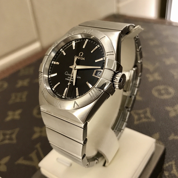 Omega 欧米茄 星座系列，123.10.38.21.01.001。38毫米表径，精钢表壳，黑色面盘，三点位置日期显示。自动上弦机械机芯，动力储备60小时。专柜定价：44400元。 单表无附件。