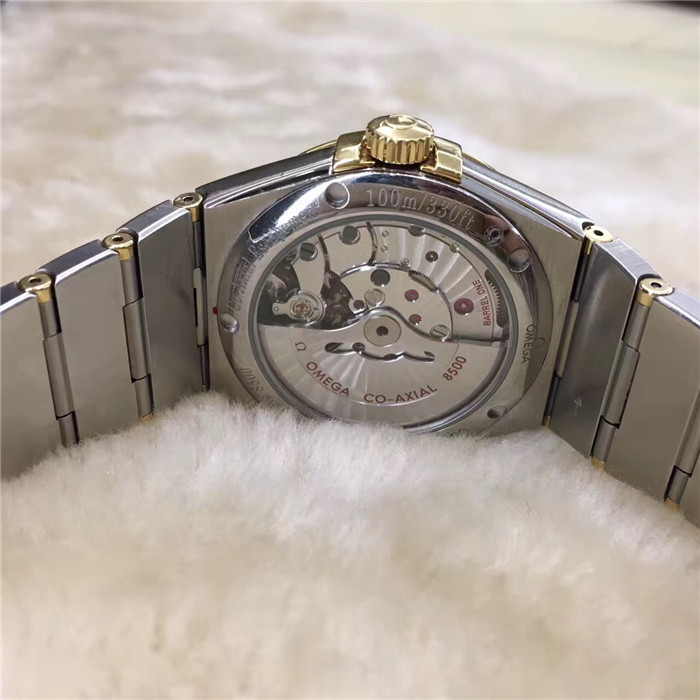 Omega 欧米茄 星座系列，123.20.38.21.58.001。39毫米表径，18K黄金/精钢表壳，香槟色表盘刻钻，3点位置日期显示，自动上弦机械机芯。动力储备60小时。参考公价：74500元。 单表附保卡。
