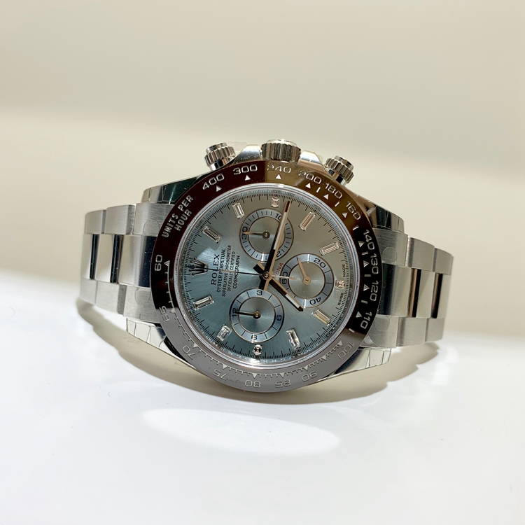 Rolex 劳力士 宇宙计型迪通拿系列，116506-78596。40毫米表径，PT950铂金栗棕色Cerachrom陶质字圈，镌有数字及刻度表壳，浅蓝色面盘，8颗方形切割钻石钟点标记，3、6及9钟点标记镶有3颗钻石，计时功能，Cal.4130自动上弦机械机芯。专柜定价：634800元。 全套附件齐全。