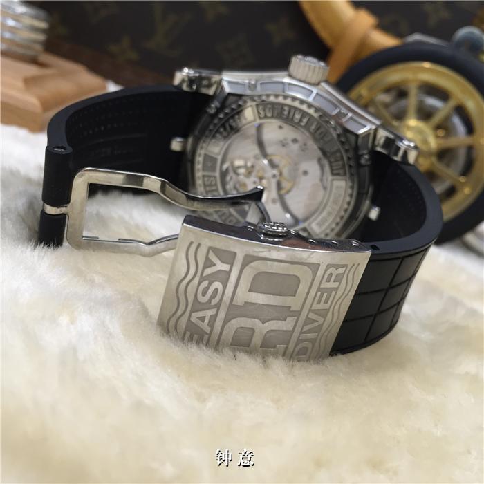 RRogerDubuis 罗杰杜彼 陀飞轮，48毫米表径，精钢表壳，18K白金表圈，玫瑰金面盘，日内瓦印记，橡胶表带，限量280只。手动上弦机械机芯。 单表无附件。