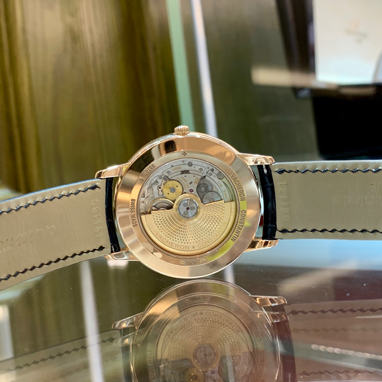 Vacheron Constantin 江诗丹顿 传承系列，85180/000J-9231。40毫米表径，18K黄金表壳，银白色面盘，6点位置为日期显示，2450 Q6自动上弦机械机芯，动力储备40小时，专柜定价：205000元。 单表无附件。