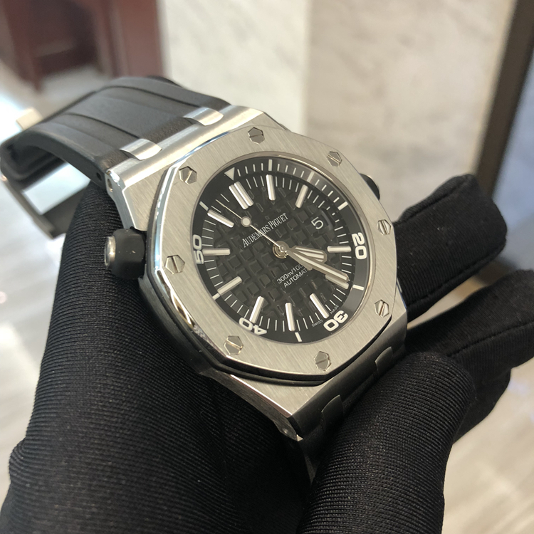 Audermars Piguet 爱彼 皇家橡树离岸型系列，15703ST.OO.A002CA.01。42毫米表径，精钢表壳，黑色表盘镌刻“Méga Tapisserie”超大格纹装饰，搭配白金荧光立体时标和皇家橡树指针、黑色旋转内表圈搭配潜水刻度和60至15分钟区域。Cal.3120自动上弦机械机芯，动力储备42小时。专柜定价：142000元。 单表无附件。