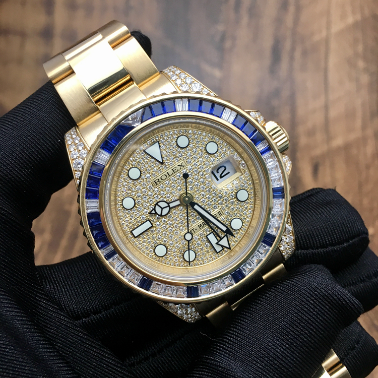Rolex 劳力士 格林尼治型II系列，116758 SA-78208。40毫米表径，18K黄金镶钻宝石，表圈镶嵌29颗钻石，30颗蓝宝石，表耳镶钻。钻石满天星表盘，中央时、分及秒针，24小时显示；瞬时变更独立指针显示第二时区时间（GMT）；瞬跳日历；秒针暂停功能以准确调校时间。蚝式三排链节表带，自动上弦机械机芯，专柜定价：843700港币。 单表无附件。