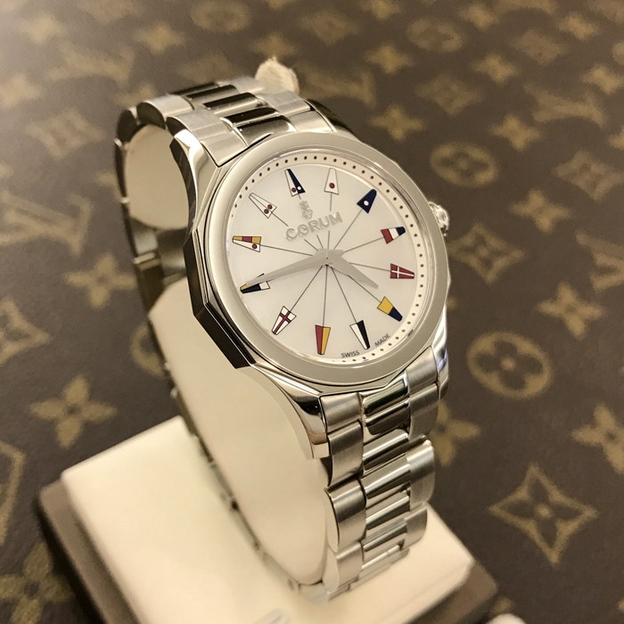 CORUM 昆仑 ADMIRAL'S CUP 海军上将杯系列，020.100.20/V200 PN22。32毫米表径，精钢表壳，白色贝母面，中心时针分针，精准石英机芯。 未使用品全套附件齐全。