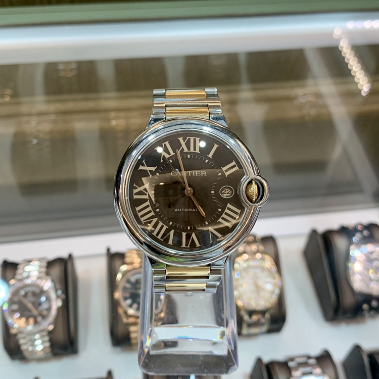 Cartier 卡地亚 Ballon Bleu 蓝气球系列，W6920032。42毫米表径，精钢表壳，深棕色面盘，罗马数字时标，日期显示功能，Cal.049自动上弦机械机芯，动力储备42小时，专柜定价：74500元。 单表无附件。