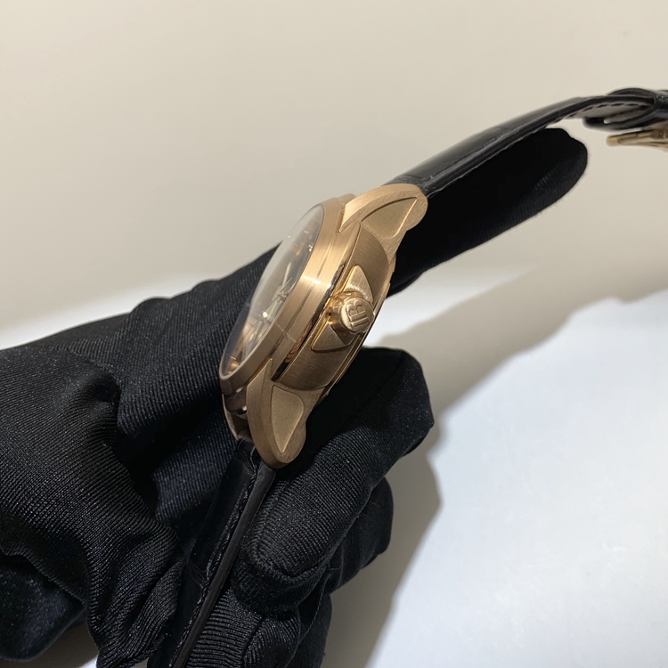 Blancpain 宝珀 开创系列，8850-36B30-53B。43.5毫米表径，18K玫瑰金表壳，黑色面盘，大日历显示功能，Cal.6938自动上弦机械机芯，动力储备192小时。专柜定价：285500元。 单表无附件。