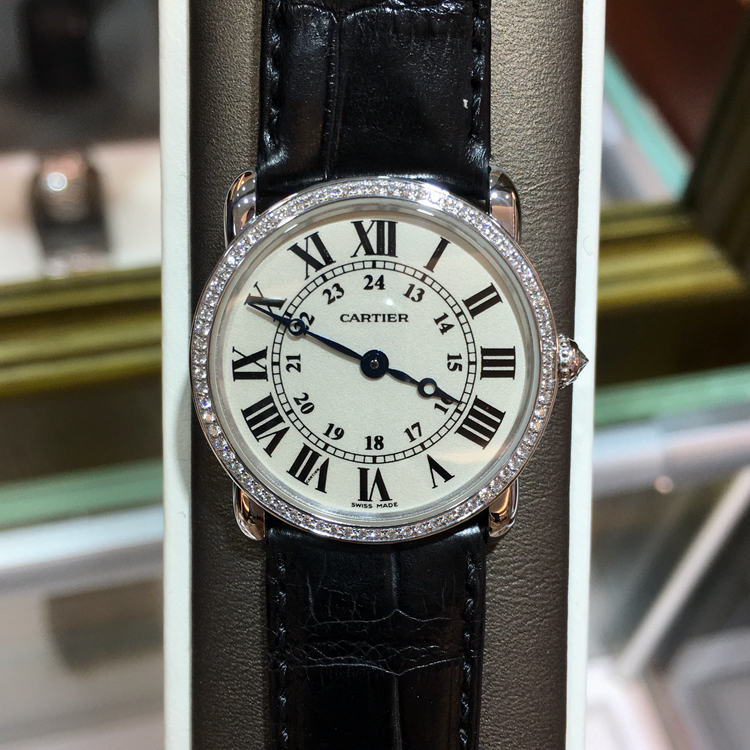 CARTIER 卡地亚 ROTONDE DE CARTIER系列，WR000251。29毫米表径，18K白金原钻表壳，白色面盘，精准石英机芯。专柜定价：171000元。 全套附件齐全。