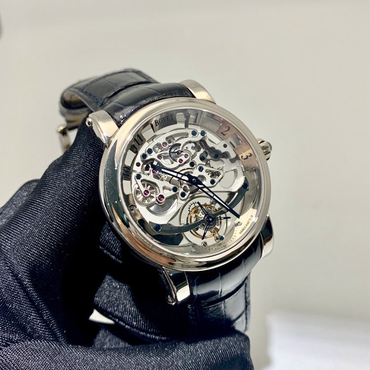 Bovet 播威。45毫米表径，18K白金表壳，镂空面盘，陀飞轮装置，手动上弦机械机芯。专柜定价1280000元。 单表无附件。