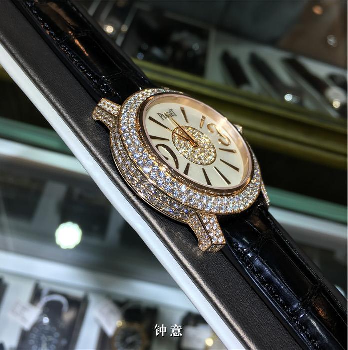 PIAGET 伯爵 LIMELIGHT系列，G0A33026。40毫米表径，18K玫瑰金镶钻表圈，珍珠母贝面盘，中央镶衬美钻（约重0.5克拉），18K玫瑰金时标刻度，自动上弦机械机芯，动力储备40小时。专柜定价：728400元。 全套附件齐全。