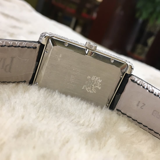 PIAGET 伯爵 BLACK-TIE 黑带系列，G0A33059。31x46毫米表径，18K白金镶钻表壳，满钻方形表盘，视窗式大日历、动力储备显示。蓝宝石水晶玻璃表镜，自动上弦机械机芯，动力储备41小时。 单表无附件。
