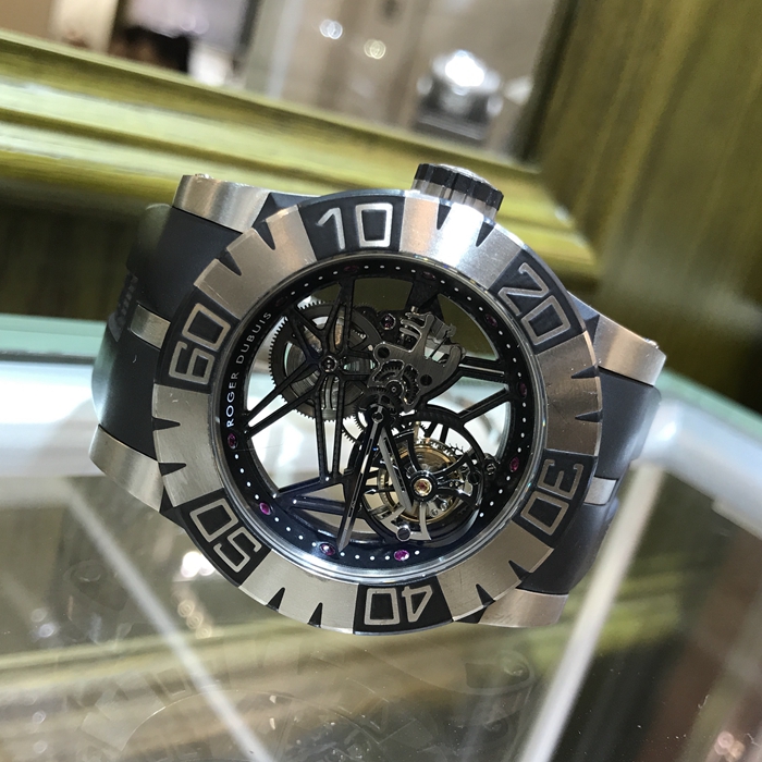 RogerDubuis 罗杰杜彼 历史系列，RDDBSE0185。48毫米表径，钛金属表壳。镂空表盘，蓝宝石水晶玻璃表镜。手动上弦机械机芯，动力储备60小时。 单表无附件。