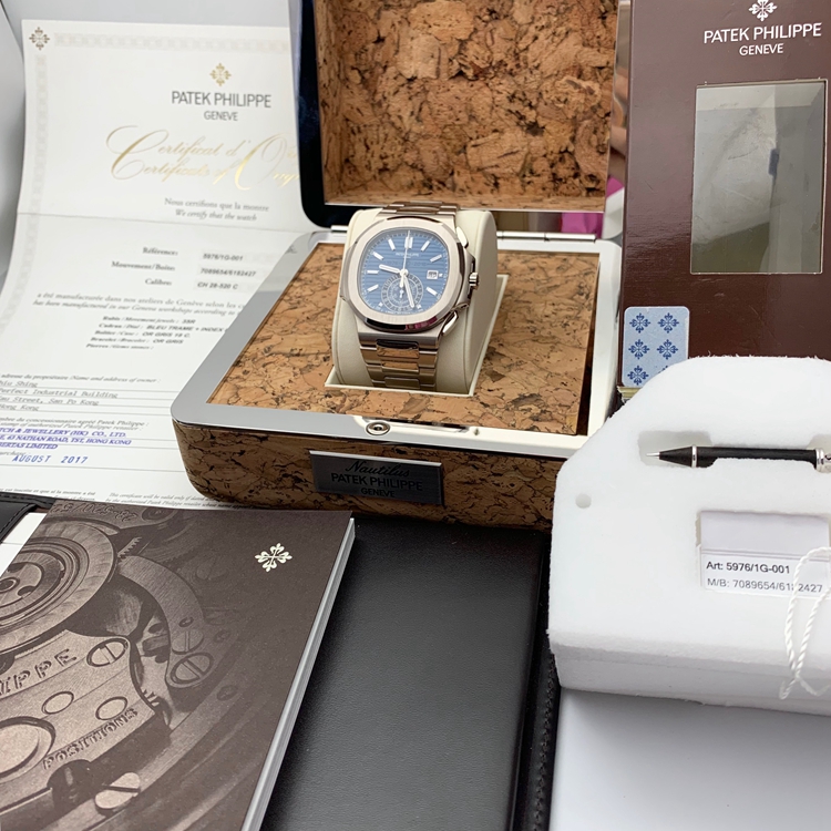 PATEK PHILIPPE 百达翡丽 NAUTILUS 运动系列，5976/1G。44毫米表径，18K白金表壳，蓝色PVD处理的18K金面盘，横向凸纹图案装饰及