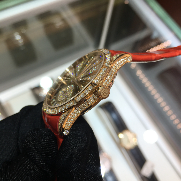 Roger Dubuis 罗杰杜彼 Excalibur 王者系列，RDDBEX0357。36毫米表径，18K玫瑰金原钻表壳，铺镶钻石表盘，罗马数字时标，自产RD821自动上弦机械机芯，镌刻日内瓦印记，动力储备48小时。专柜定价：568000元。 单表无附件。