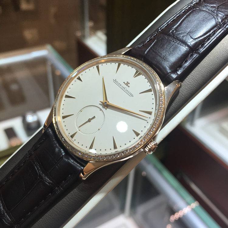 Jaeger-LeCoultre 积家 master 大师系列，1352502。40毫米表径，18k玫瑰金镶钻表壳，镶嵌84颗钻石约0.6 克拉，米色面盘，磨砂分钟刻度，镶贴时标，太妃形指针，896/1自动上弦机械机芯，动力储备43小时。专柜定价：149000元。 全套附件齐全。