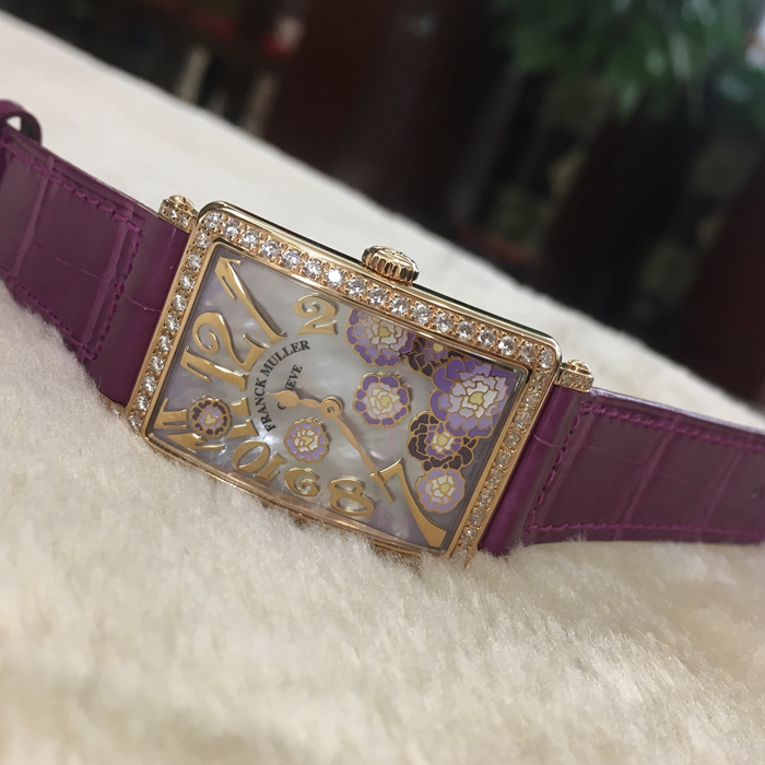 FRANCK MULLER 法兰克穆勒 长岛系列，952 QZ REL MOP VL D 1R。圣诞限量版，18K玫瑰金原镶钻圈，44×25毫米表径，限量66只。蓝色贝母盘面，珐琅绘面牡丹花，精准石英机芯。 未使用品全套附件齐全。