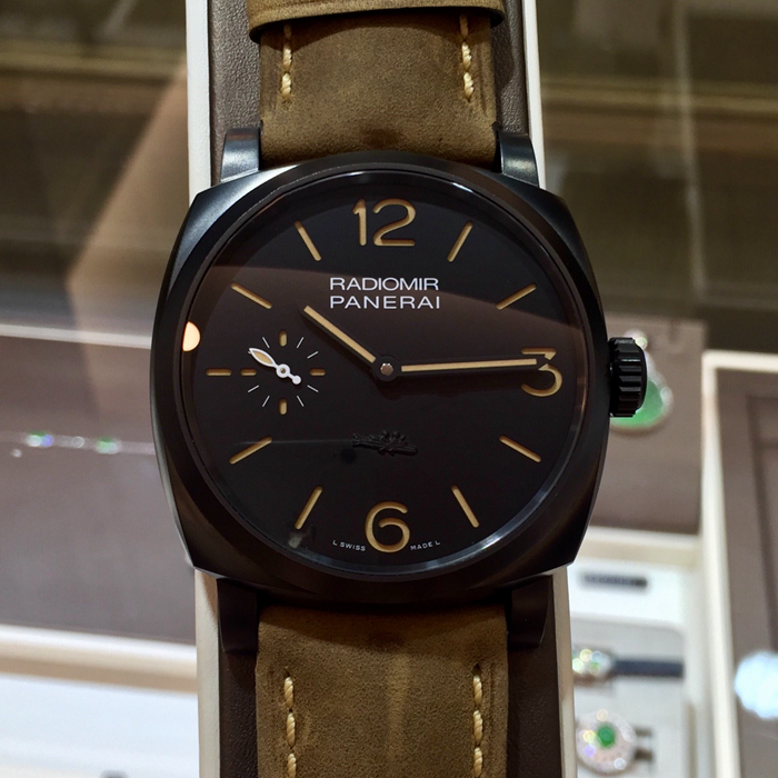 Panerai 沛纳海 RADIOMIR 1940系列，PAM00532。2013年特别限量版，限量500只。表径47毫米，表壳采用外层经DLC（仿钻结晶碳）涂层处理的精钢材质，使外观呈现黑色哑光效果。黑色表盘采用“三明治式”结构，线条极尽简洁。附夜光阿拉伯数字及小时标示。9点钟位置设小秒针，6点钟位置铭刻慢速鱼雷浮雕图案。刚玉制成蓝宝石水晶表镜。沛纳海自产 P.3000手动上链机械式机芯，两个发条盒，动力储备72小时（3日）。