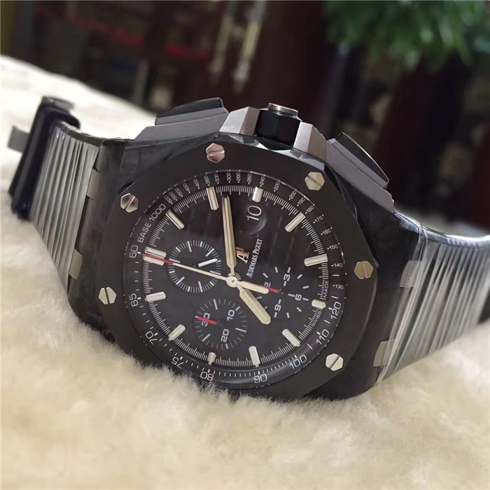 爱彼/皇家橡树离岸型，26400AU.OO.A002CA.01，Cal.3126/3840 自动上弦机械机芯，动力储备60小时。44毫米表径。黑色表盘镌刻“Méga Tapisserie”超大格纹装饰，搭配黑色计时器、白金荧光立体时标和皇家橡树指针及黑色内表圈。
