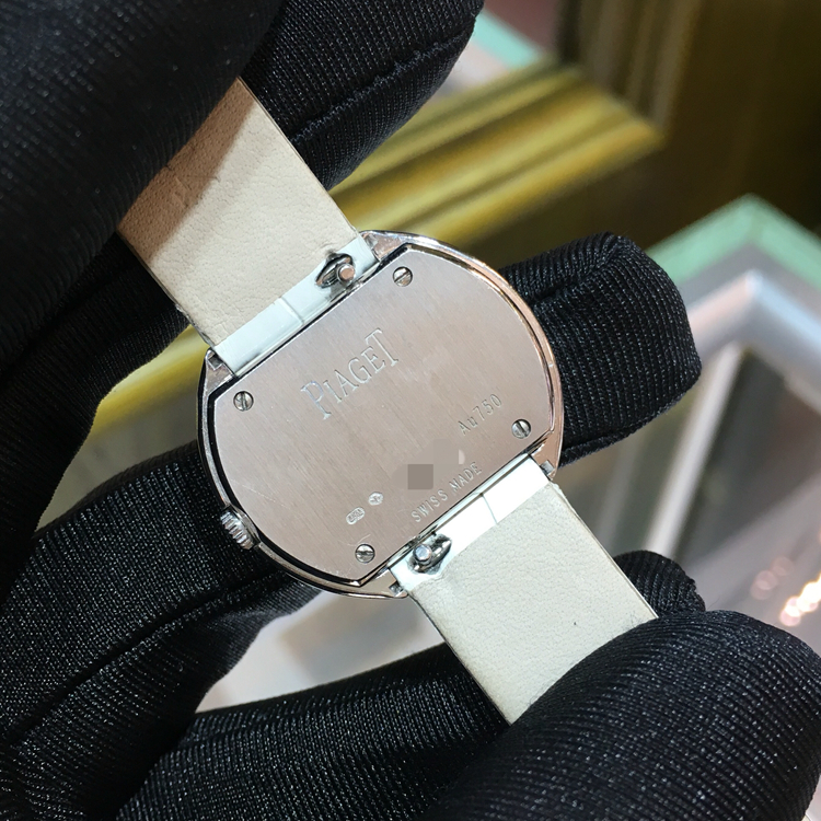 PIAGET 伯爵 POSSESSION 系列，G0A36187。29毫米表径，18k白金镶钻，旋转式表圈，镶衬37颗圆形美钻（约0.7克拉）白色面盘，罗马数字时标，Cal.157P精准石英机芯，专柜定价：107000元。 单表无附件。