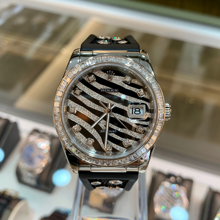  Rolex 劳力士 女装日志型 系列，116189 BBR。魔鬼鱼，18K白金方钻圈，盘面斑马纹镶钻，魔鬼鱼皮橡胶结合表带，共镶嵌10颗钻石。3135型自动上链机械机芯，动力储备48小时。罕见稀有款式，已停产。专柜定价646600元。 单表无附件。