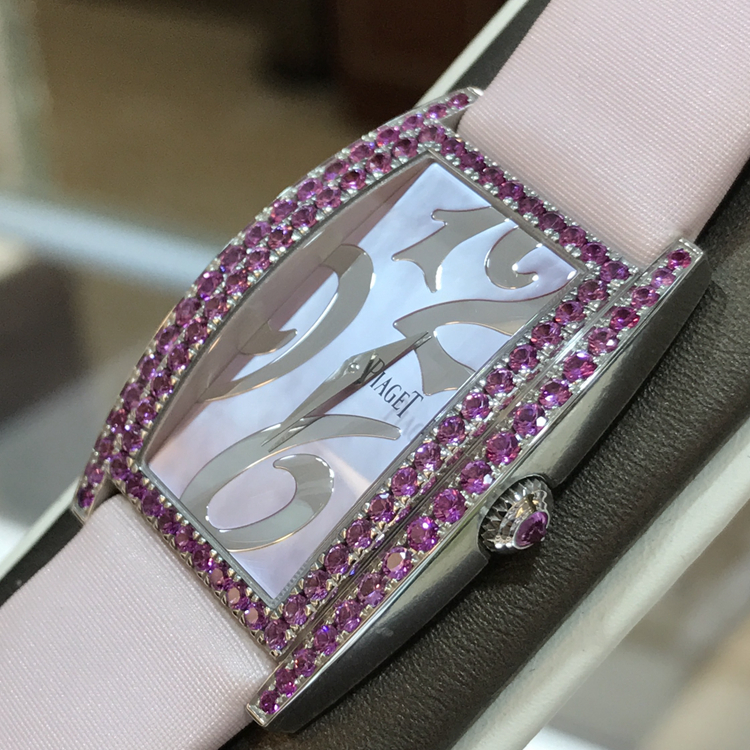 PIAGET 伯爵 女表，G0A31050。27×31毫米表径，18k白金原装粉色蓝宝石，粉色珍珠贝母面盘，精准石英机芯。专柜定价:294000元。 全套附件齐全。