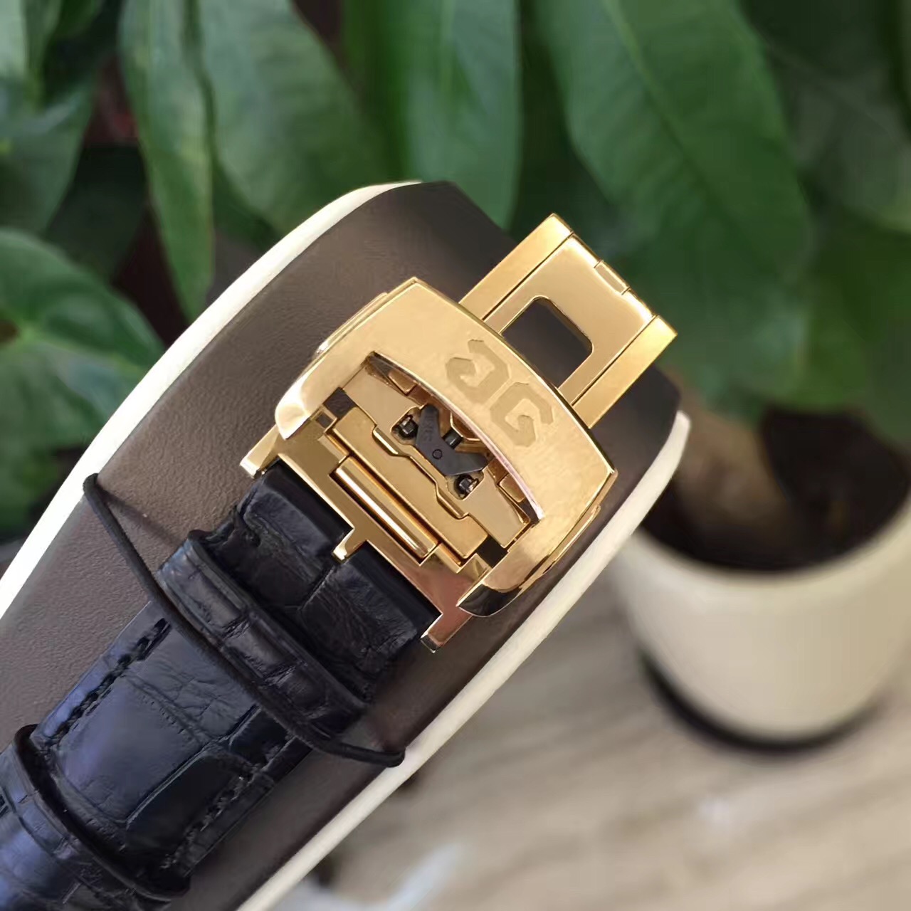 Glashutte 格拉苏蒂原创 PANO CLASSIC系列，90-03-31-31-04。18k黄金，42毫米表径，偏心针盘，小秒针，大日历及动力储备显示，将官底，背透双G 摆陀，独有双鹅颈德系自动上弦机械机芯。专柜定价：214000元。